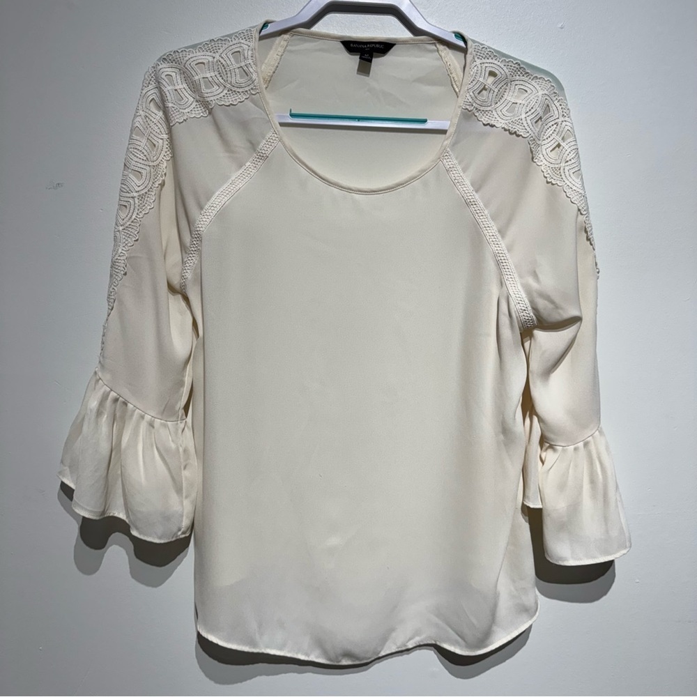 Banana Republic  Factory Cream 3/4 Sleeve Lace Detail Blouse. Size Medium